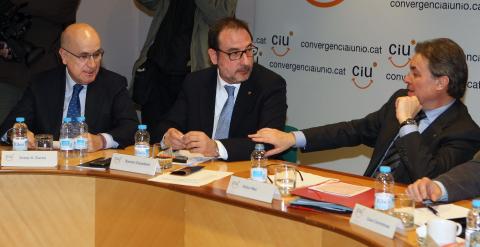 El president de la Generalitat y presidente de CDC, Artur Mas, con el secretario general de Unió, Ramon Espadaler, y el líder de la formación democristiana, Josep Antoni Duran Lleida, durante la Comisión Nacional de CIU. EFE/Toni Garriga