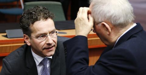 El presidente del Eurogrupo, el holandés Jeroen Dijsselbloem, habla  con el ministro alemán de Finanzas, antes del comiendo de la reunión de los ministros de la moneda única. REUTERS/Francois Lenoir