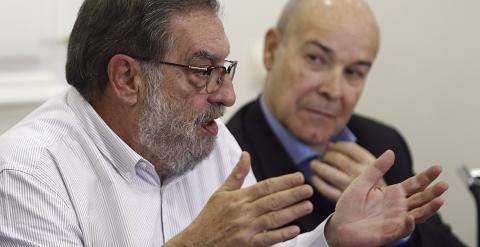 El productor Enrique González Macho, junto al actor Antonio Resines, durante la rueda de prensa que ha ofrecido este viernes en la que ha explicado las razones de su dimisión como presidente de la Academia de Cine / EFE