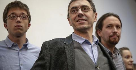 El número tres de Podemos, Juan Carlos Monedero (c), acompañado del secretario general del partido, Pablo Iglesias (D), y el secretario de Comunicación y Estrategia Política, Íñigo Errejón (i)