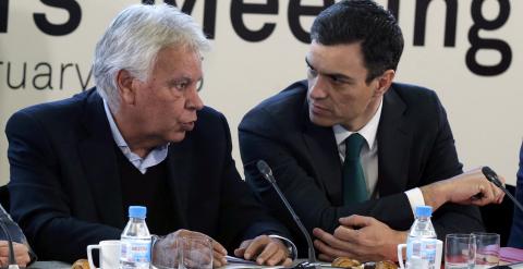 El secretario general del PSOE, Pedro Sánchez, junto al expresidente del Gobierno Felipe González, durante la cumbre que celebran los líderes socialdemócratas europeos. EFE/Angel Díaz