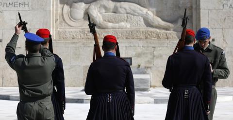 Unos soldados griegos se preparan para la ceremonia de cambio de la guardia delante de la tumba del soldado desconocido junto al Parlamento heleno, en la Plaza Sintagma. REUTERS/Kostas Tsironis