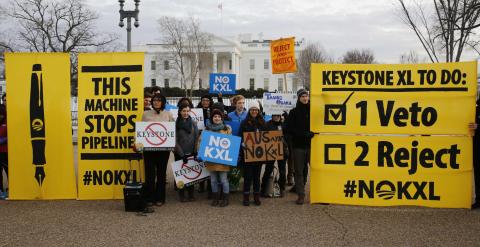 Activistas en contra del proyecto del oleoducto se manifiestan frente a la Casa Blanca en el día en el que el presidente Obama veta la propuesta republicana del oleoducto Keystone./REUTERS-Larry Downing