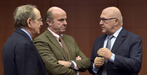 El ministro de Finanzs italiano, Pier Carlo Padoan, y el español de Economía, Luis De Guindos, charlan con su homólogo francés, Michel Sapin, en la última reunión del Eurogrupo en Bruselas. REUTERS/Eric Vidal