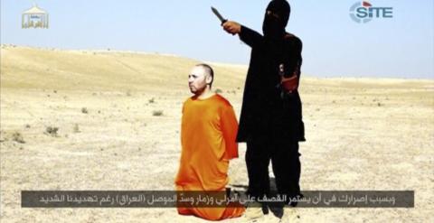 El hombre identificado ahora como el británico Mohammed Emwazi, junto a otra de sus víctimas, el periodista estadounidense-israelíSteven Sotloff. REUTERS