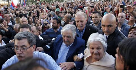 El presidente de Uruguay, José Mujica y su esposa, la senadora Lucía Topolansky, asisten a la ceremonia de arriado del Pabellón Nacional hoy, viernes 27 de febrero de 2015, en Plaza Independencia en Montevideo (Uruguay). /Hugo Ortuño (EFE)