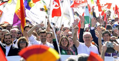 El candidato a la Presidencia andaluza, Antonio Maillo (3i); el coordinador federal de IU, Cayo Lara (2d); el candidato de IU a la Presidencia del Gobierno, Alberto Garzón (i), y la representantede de la dirección nacional de Syriza, Natasa Theodorakopoul