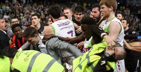 El Bilbao Basket ha arrollado al Laboral Kutxa Baskonia en Miribilla (93-75) en un derbi vasco intenso, igualado en la primera mitad, claramente dominado por los 'hombres de negro' tras el descanso y que terminó en una masiva y desagradable trifulca entr