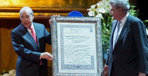 El secretario general de la OCDE, Ángel Gurría, junto al presidente del Congreso de los Diputados, Jesús Posada, durante el acto en el que ha recibido el premio Nueva Economía Fórum 2014. EFE/Emilio Naranjo