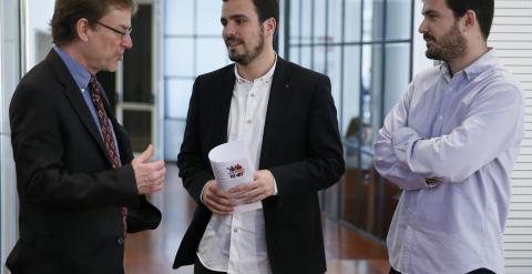 El diputado y candidato de IU a la Presidencia del Gobierno, Alberto Garzón, con Randall Wray, y el economista Eduardo Garzón. EFE/Fernando Alvarado