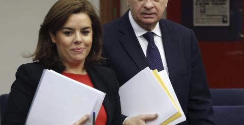 La vicepresidenta Soraya Sáenz de Santamaría, junto al ministro del Interior, Jorge Fernández Díaz, a su llegada a la rueda de prensa tras la reunión del Consejo de Ministros. EFE/Sergio Barrenechea