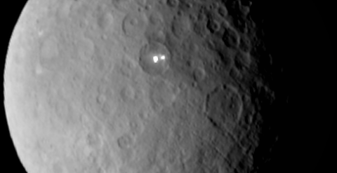 Imagen de Ceres tomada por Dawn en la que se observan puntos luminosos.- NASA/JPL-Caltech/UCLA/MPS/DLR/IDA