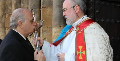 El ministro del Interior besa una reliquia tras la colocación de la primera piedra del cuartel. MINISTERIO DEL INTERIOR