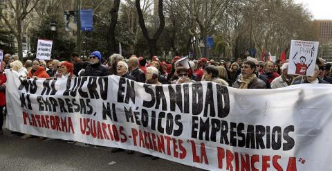 Cabeza de la trigésima 'Marea Blanca' de la sanidad madrileña contra el 'progresivo deterioro' de la asistencia en los centros de salud y a favor de una Atención Primaria eficiente, equitativa y universal que discurre hoy desde la Plaza de Neptuno a la Pu