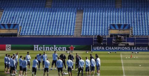 La plantilla del Atlético de Madrid durante el entrenamiento de ayer en el Calderón. /EFE