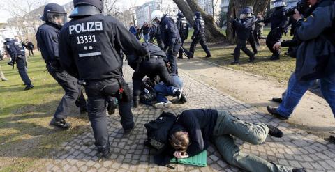 Los policías antidisturbios han cargado fuertemente contra los manifestantes./ REUTERS