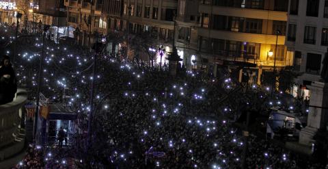 Cientos de personas han asistido a la 'Cremá' de la falla municipal, en la noche donde son quemados los monumentos que han adornado las calles de Valencia durante los últimos días, dando fin a las Fallas de 2015./ EFE - Manuel Bruque.