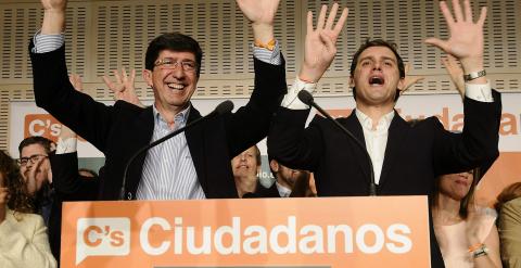 El candidato de Ciudadanos a la Presidencia de la Junta de Andalucía, Juan Marín, acompañado por el líder nacional, Albert Rivera, durante su comparecencia tras conocerse el resultado final de las elecciones andaluzas./EFE- Raúl Caro