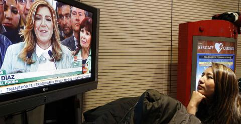 Una simpatizante del PSOE observa en la sede federal la comparecencia por televisión de la candidata socialista a la Presidencia de la Junta de Andalucía, Susana Díaz. EFE/Paco Campos