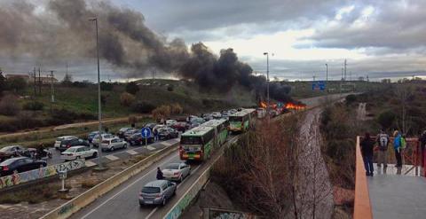 La N-607 cortada por una gran barricada, cerca de la UAM./ Foto vía Twitter @juancarlosmohr