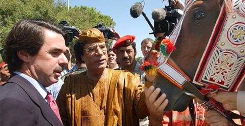 José María Aznar junto a Gadafi en su visita a Libia en 2003. EFE