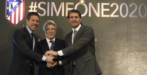 Simeone, Cerezo y Caminero juntan sus manos en el acto de renovación del técnico argentino en el Vicente Calderón. /EFE