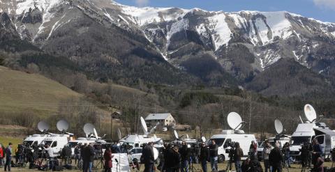 Miembros de los medios de comunicación están presentes en la operación de búsqueda de los restos del avión Airbus A320, siniestrado este martes en los Alpes. El copiloto del avión de Germanwings llamado Andreas Lubitz 'estrelló el avión voluntariamente' s