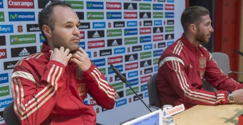 Iniesta junto a Sergio Ramos en la rueda de prensa ofrecida en Sevilla. /EFE