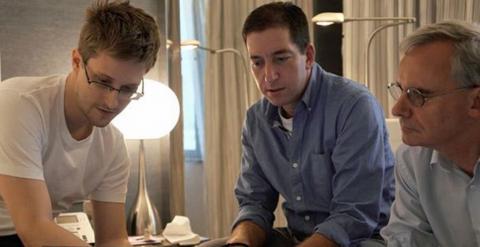 Snowden, con Gleen Greenwald y Ewan MacAskill.