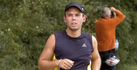 El joven aleman copiloto del avión siniestrado en Los Alpes, Andreas Lubitz, en una carrera organizada por su compañía, Lufthansa. EFE