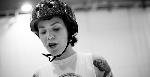 Una de las integrantes de equipo de Roller Derby Madrid toma aire durante un breve descanso entre los ejercicios.- CHRISTIAN GONZÁLEZ