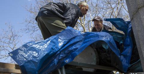 Unos operarios colocan el busto de Edward Snowden en el parque Fort Greene, en Brooklyn, Nueva York.. REUTERS/Brendan McDermid