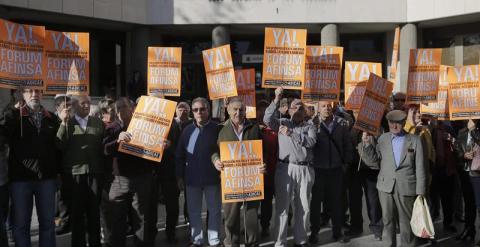 Varios de los afectados protestando a la entrada de los juzgados de Plaza Castilla.  EFE/Emilio Naranjo