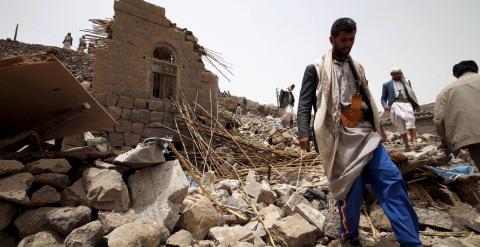 Un hombre entre los escombros de una casa derruida por un bombardeo en el pueblo de Okash, cerca de Saná. - REUTERS