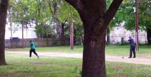 Momento en el que el policía de North Carolina dispara a Walter Scott, un hombre negro de 50 años. / REUTERS