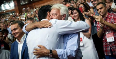 Pedro Sánchez y Felipe González se abrazan en una imagen de archivo . / EFE