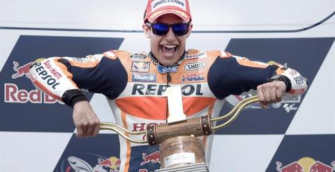 Marc Márquez levanta el trofeo de ganador del GP de las Américas. /EFE