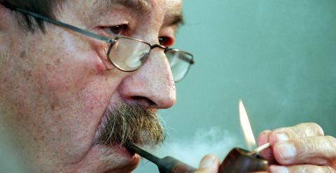 Fotografía de archivo tomada el 15 de octubre de 1999 que muestra al Nobel de Literatura alemán Günter Grass durante la Feria del Libro de Fráncfort, Alemania. El célebre escritor Günter Grass ha muerto a los 87 años de edad, según confirmó la editorial S