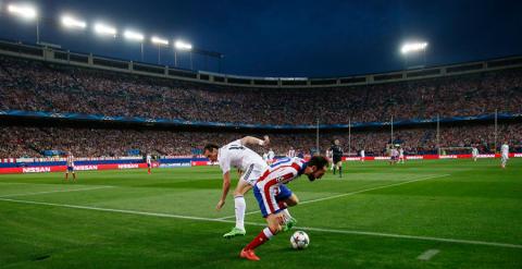 Juanfran protege un balón ante Bale. Reuters / Juan Medina