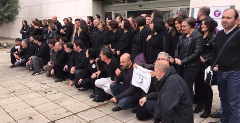 Trabajadores de RTVCM durante la protesta 'Los viernes a negro' que realizan todos los viernes como muestra de rechazo contra la corrupción del canal público. / PÚBLICO