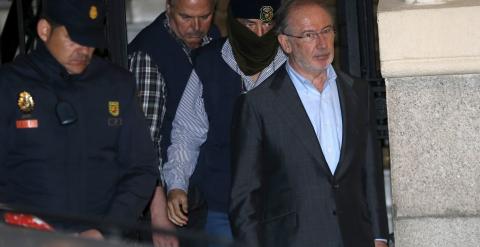 Rodrigo Rato abandona su oficina después del registro del jueves./ REUTERS-Juan Medina