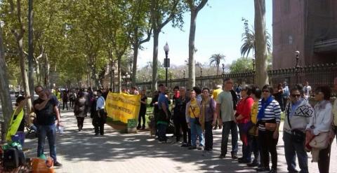 Participantes en la cadena humana que ha rodeado el Parque de la Ciudadela, donde está el Parlament. PAH BARCELONA