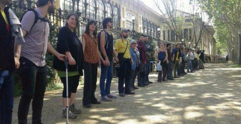 Participantes en la cadena humana que ha rodeado el Parque de la Ciudadela, donde está el Parlament. PAH BARCELONA