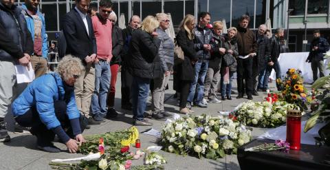 Algunas personas depositan flores en el extrerior de la Catedral de Colonia (Alemania), el pasado día 17 de abril, durante el funeral por las 150 víctimas del vuelo 4U 9525 de Germanwings. REUTERS/Wolfgang Rattay