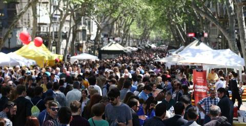 Miles de personas han ocupado hoy las calles y plazas de Cataluña para celebrar Sant Jordi. EFE/Toni Albir