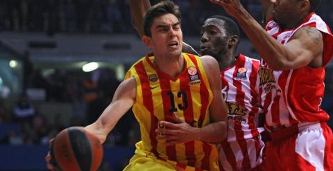 Satoransky intenta un pase durante el partido. EFE/SPYROS CHORCHOUBAS