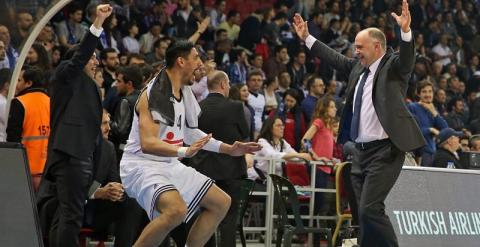 Laso celebra con Ayón la clasificación para la Final Four. EFE