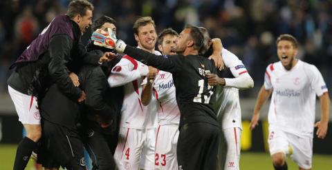 Los jugadores del Sevilla celebran su clasificación. EFE/Anatoly Maltsev