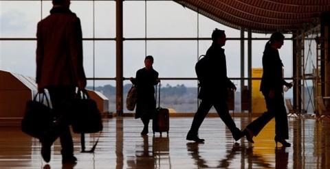 Viajeros en el aeropuerto de Madrid-Adolfo Suárez Barajas. PABLO BLAZQUEZ DOMINGUEZ