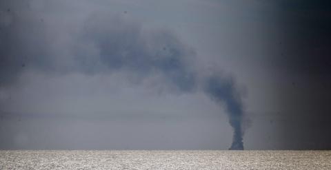 Vista desde la costa mallorquina del humo del incendio de un ferry de la compañía Acciona Trasmediterránea que había zarpado poco antes del mediodía desde el puerto de Palma con destino a Valencia. EFE/Cati Cladera